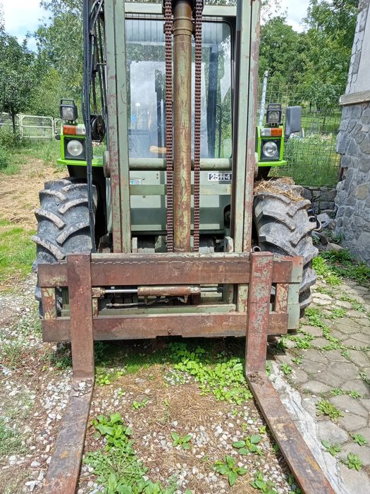 Vând stivuitor 4*4 cu numai 1300 ore de functionare