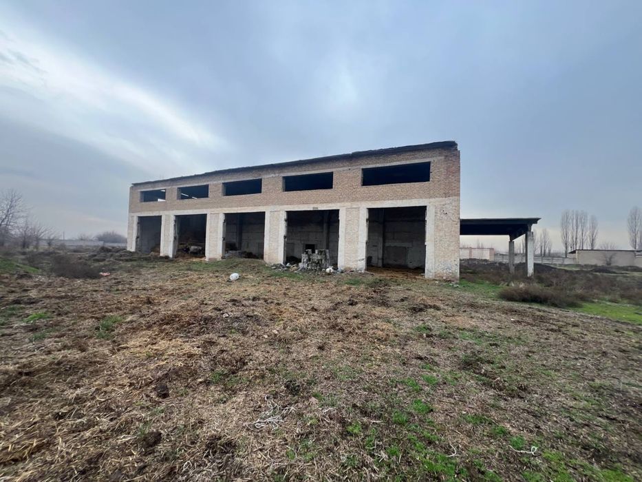Ком-е помещение 1300 квм, 3-4 км от FOOD SITY. Земля 4.5 га.