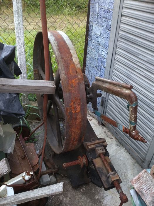 Ножовка за метал в добро състояние без двигател. С резервни ножове
