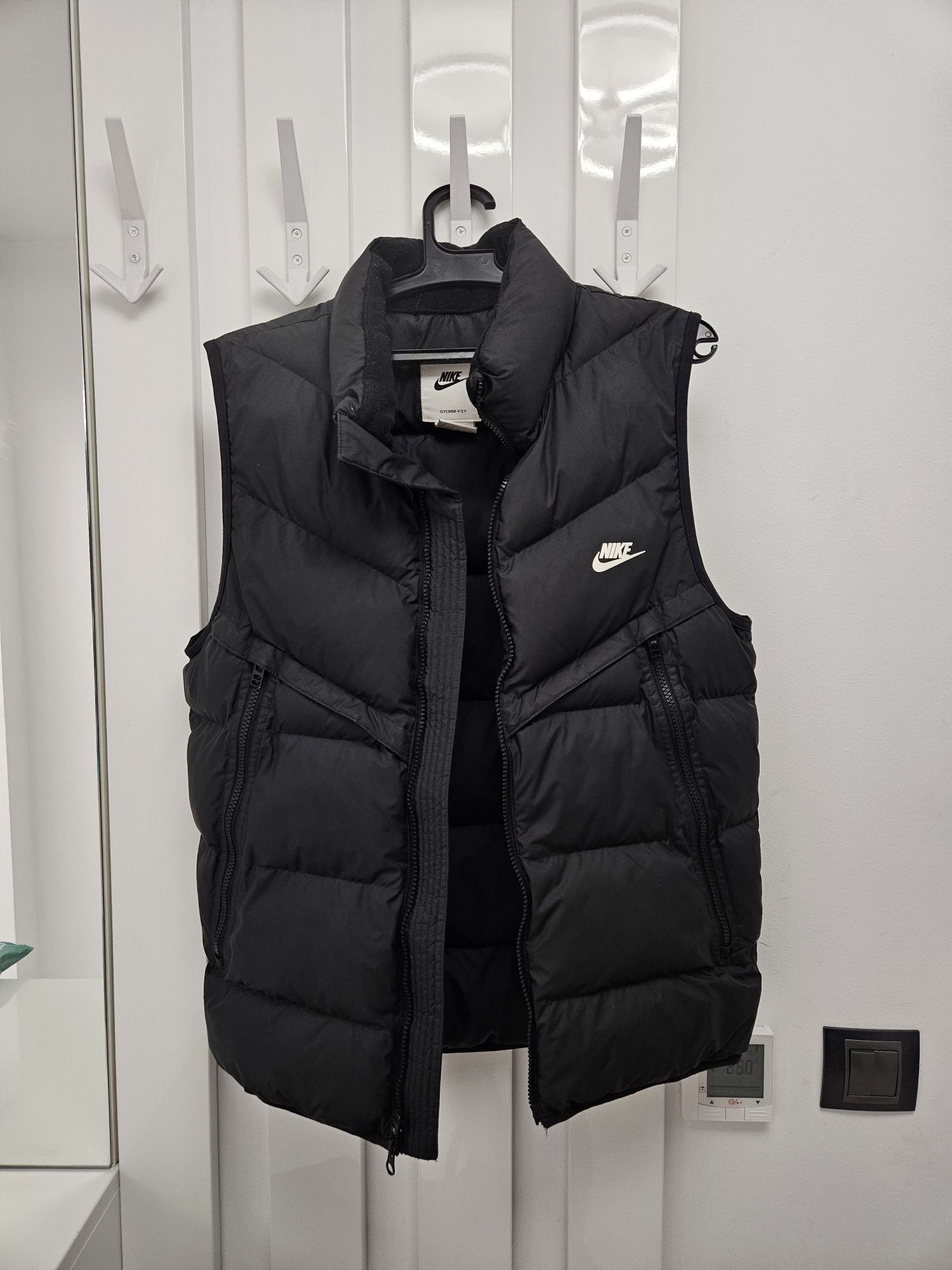 Vestă Nike originală 60% REDUCERE 

Preț magazin 799 ron.

Prețul este