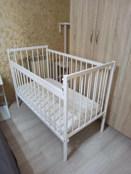 Кроватка детская с маятником и матрасом