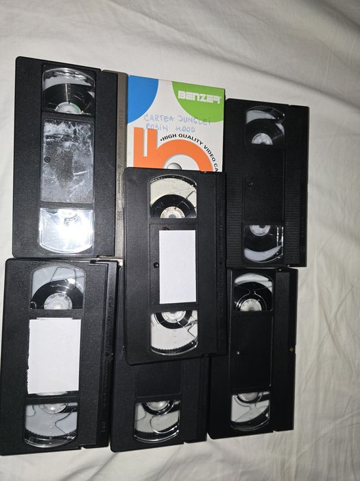 Set de 10 casete video, VHS, cu filme pentru adulți, 100 de lei