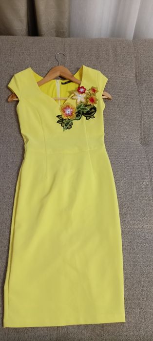 Rochie galbena până la genunchi