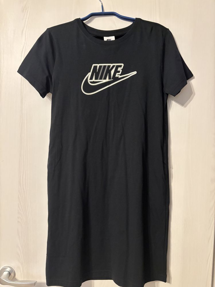 Спортни Рокли на Nike и Adidas