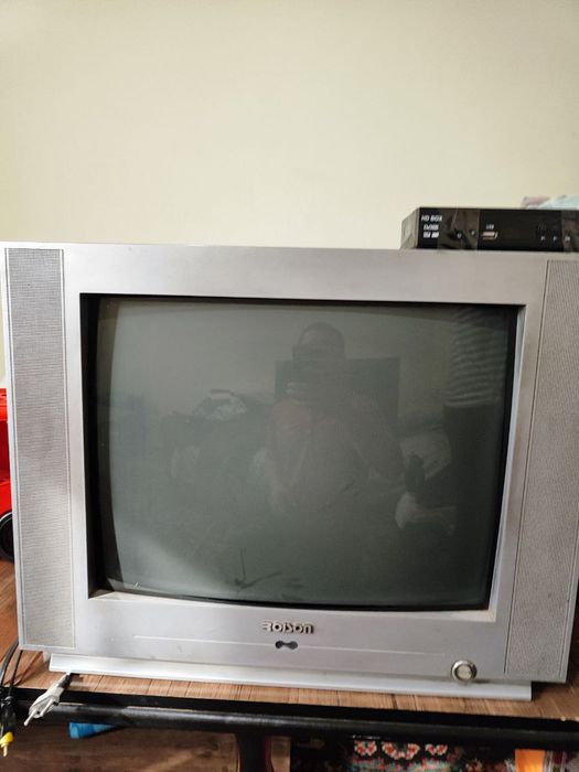 Televizor tuneri podstavkasi bilan sotiladi