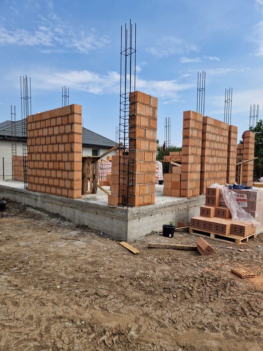 Constructii civile la rosu