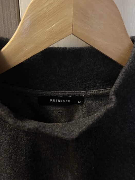 Нежна блуза в сив цвят с 7/8 ръкав на марката Rezerved