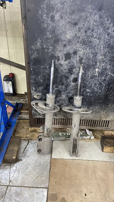 Продается задний амортизатор Камри50