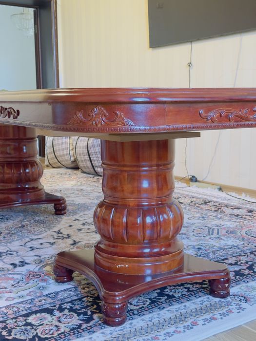 Стол коричневый для гостинной