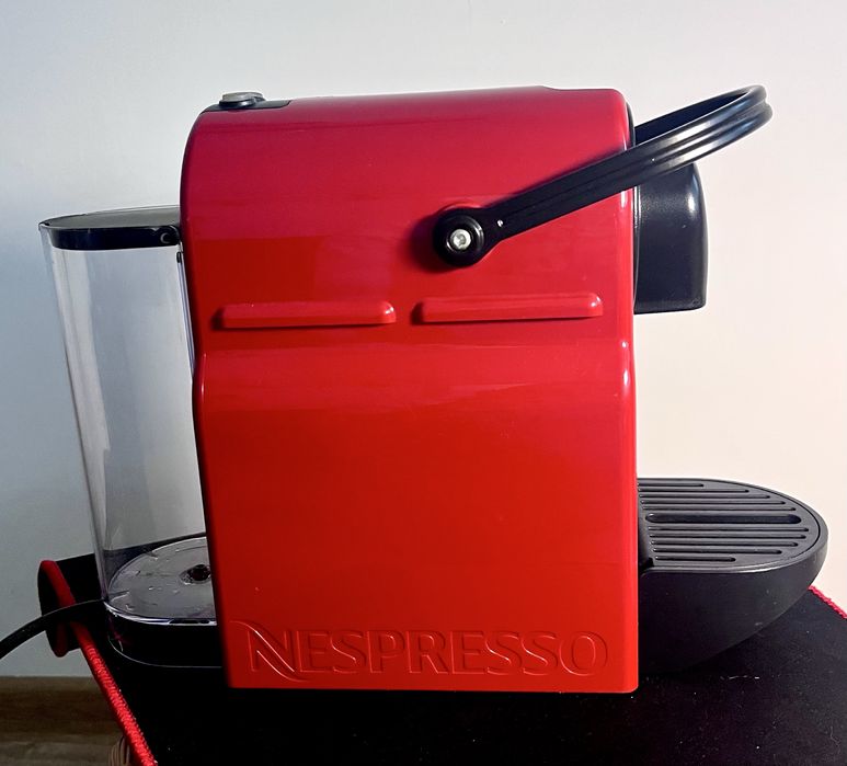 Кафемашина Nespresso Inissia (червена)