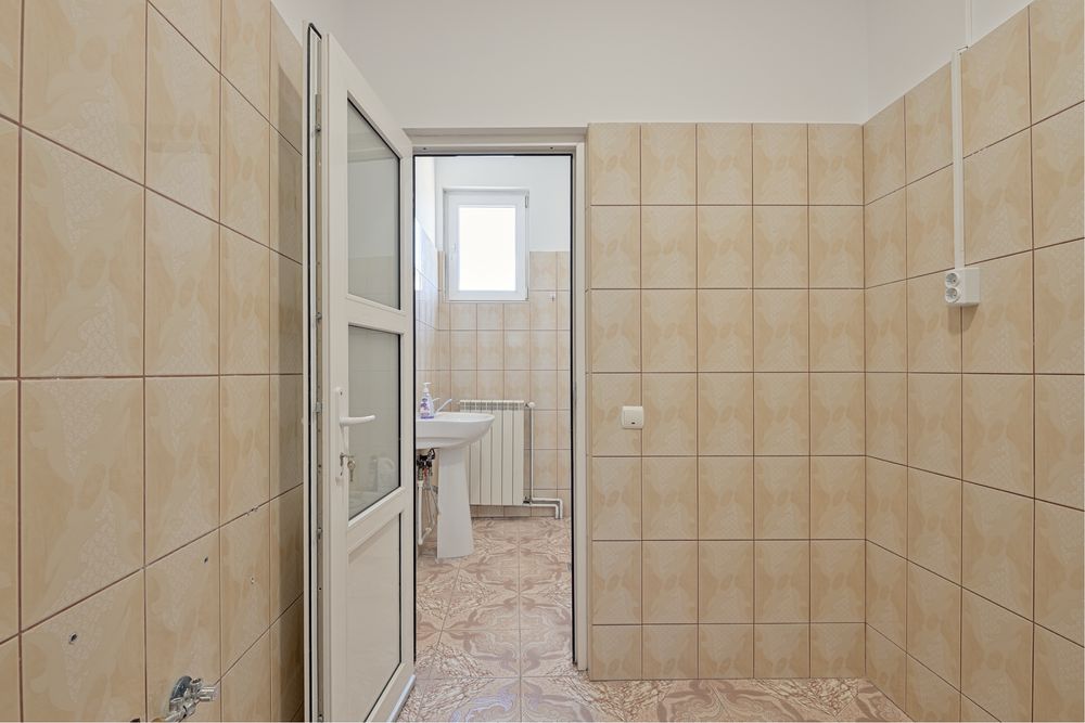 Proprietate Versatilă cu Hala și Clădire P+1E, Chiriaș Inclus