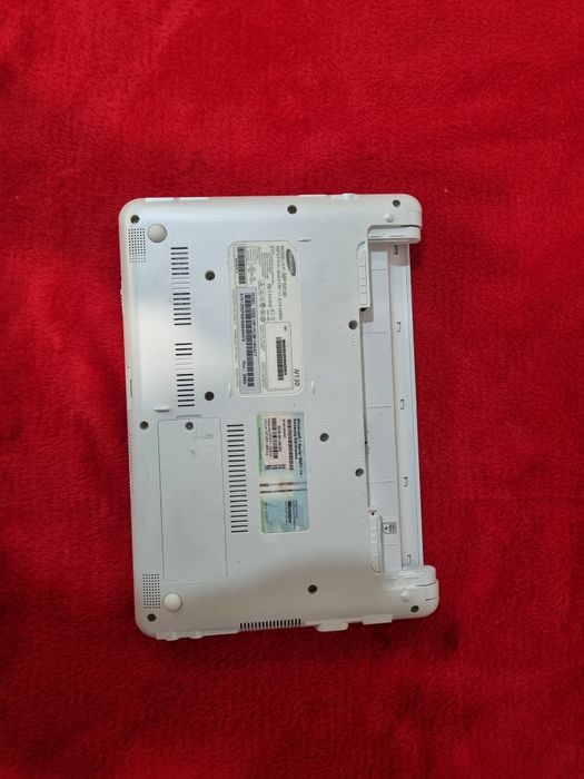 Laptop Samsung mini ,funcționează excelent doar la priza