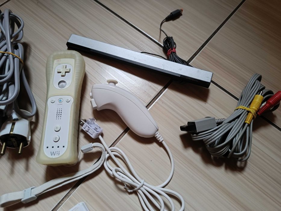 Wii full cu accesorii jocuri originale Wii Play Boogie Hannah Montana