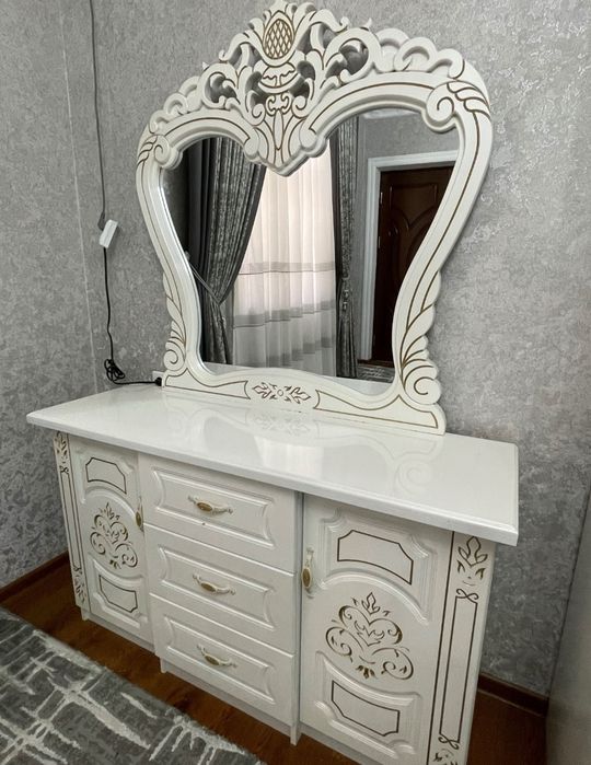 Спальный гарнитур ( кровать без матраса, две тумбы, шкаф, трюмо)