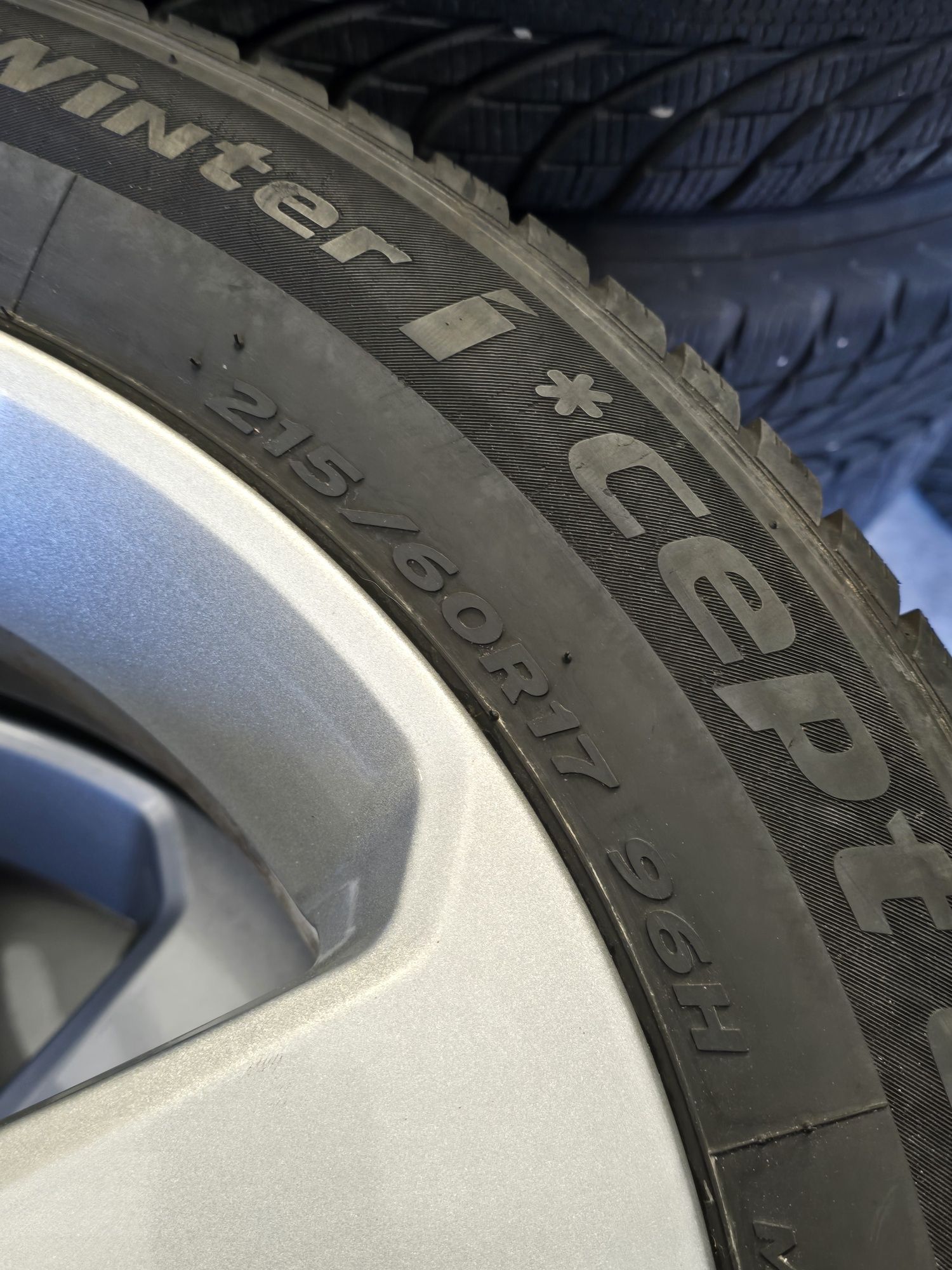 4 Броя 215/60/17 Hankook 2x6mm 2x5,2mm