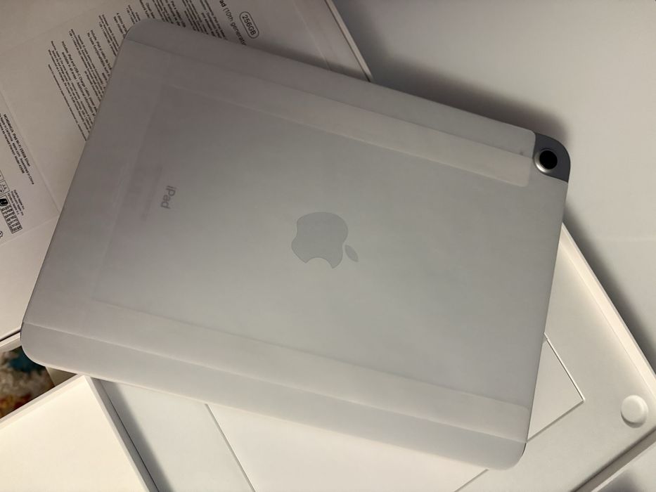 SIGILAT iPad 10th Gen 256GB Silver Wi-Fi Cel mai mic pret din Romania.