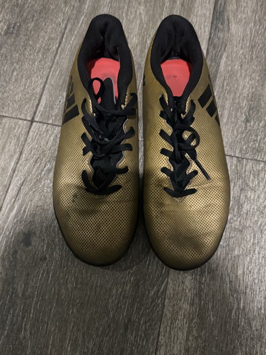 Футболни обувки стоножки и бутони