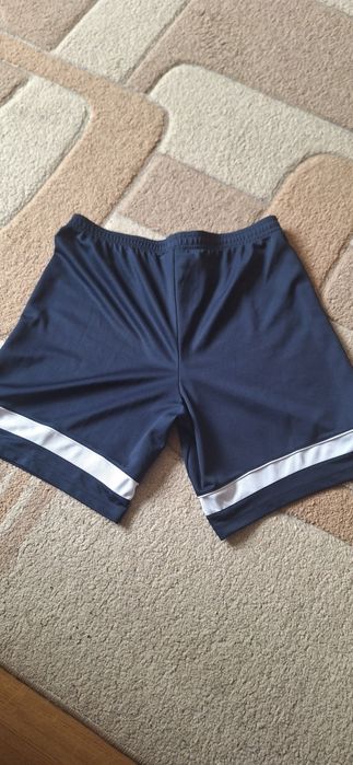 Vand pantaloni scurti ,marca Nike, marimea M