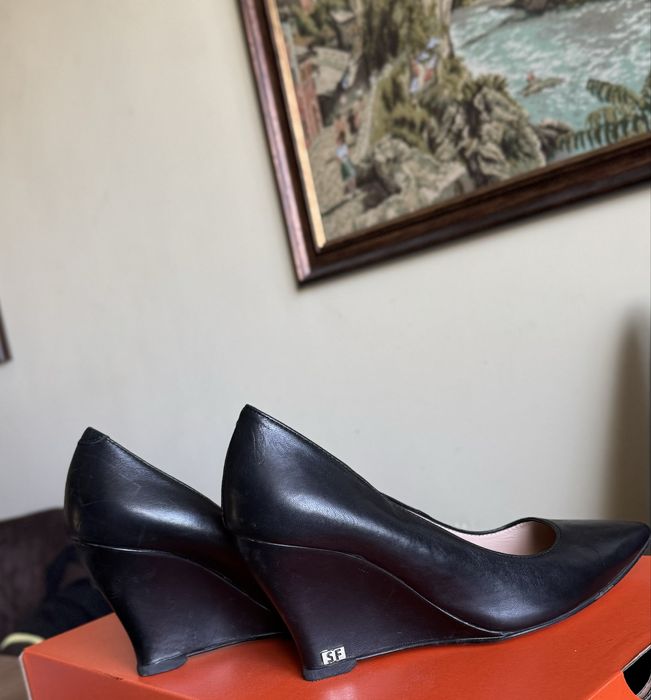 Елегантни обувки на платформа от естествена кожа