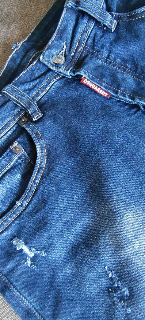 Vând jeans Dsquared2 Size 48 originali în stare excelentă