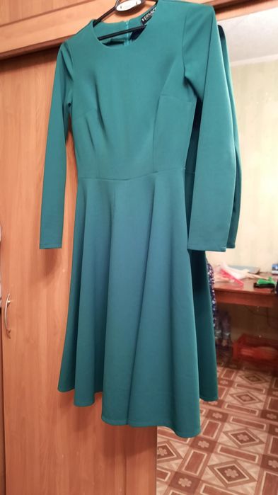 Зелёное платье клеш изумрудное