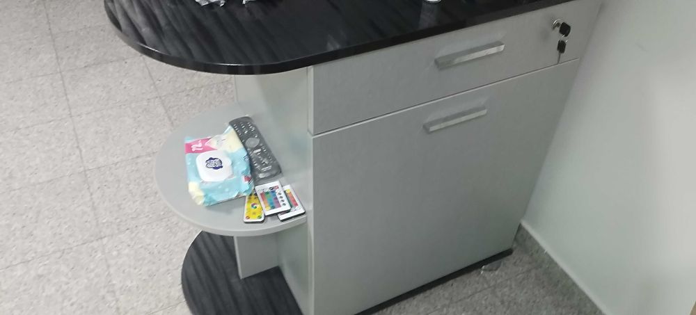 Продавам много запазен шкаф