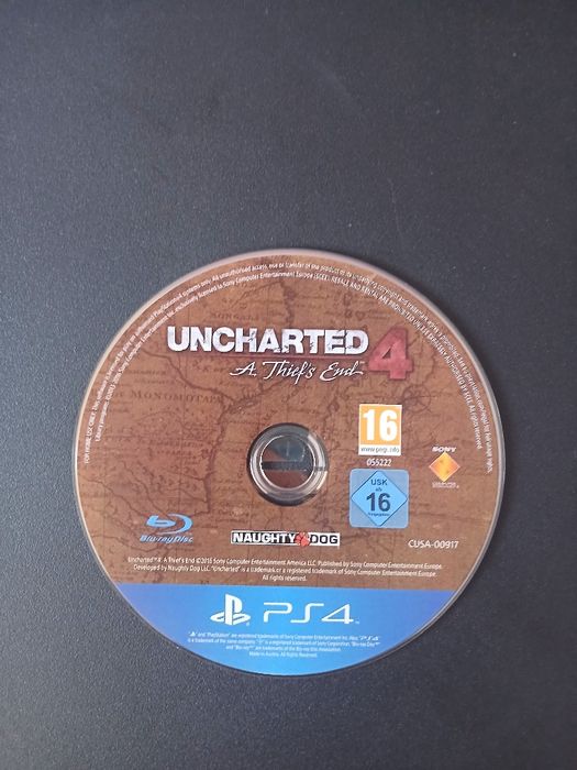 Ps4 pro cu controler și Uncharted 4