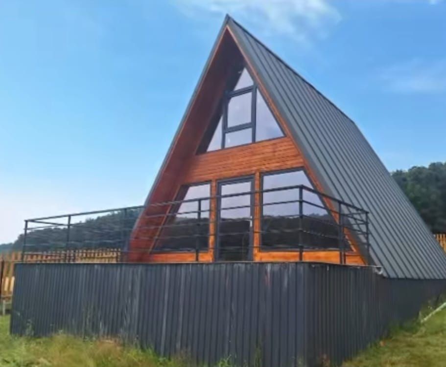 Vindem case si cabane din lemn, de tip A. Acestea se realizeaza la dim