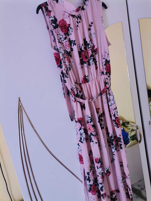 Продавам рокля, носена е няколко часа!