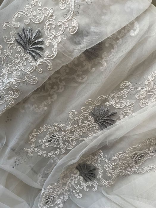 Перде с бродерия широко 2.9 м дълго 2.65 м