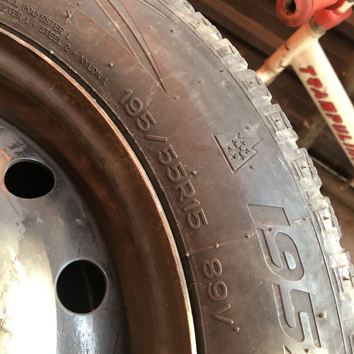 Продам внесезонные шины 195/55/15 с дисками