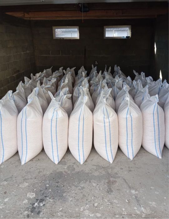 Vând Porumb uscat gata pus în saci ofer si transport