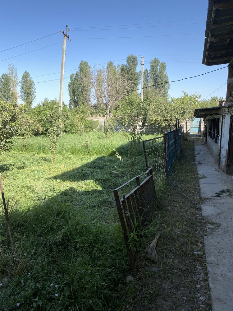 Продаётся участок 4.5 сотки с деревьями и сараем