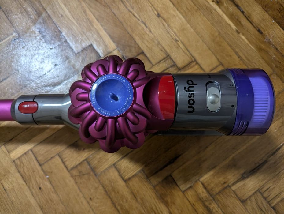 Продавам отлична прахосмукачка Dyson V8 с добра батерия и аксесоари