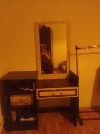 Măsuță cu oglinda pentru dormitor sau sufragerie