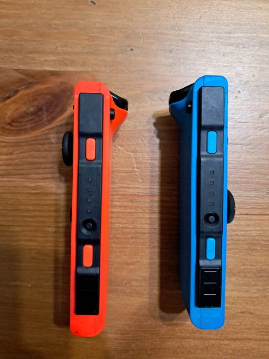 Nintendo Joy Con червен и син