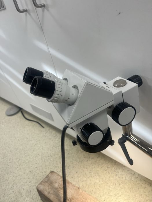 Microscop cu brat si lumina