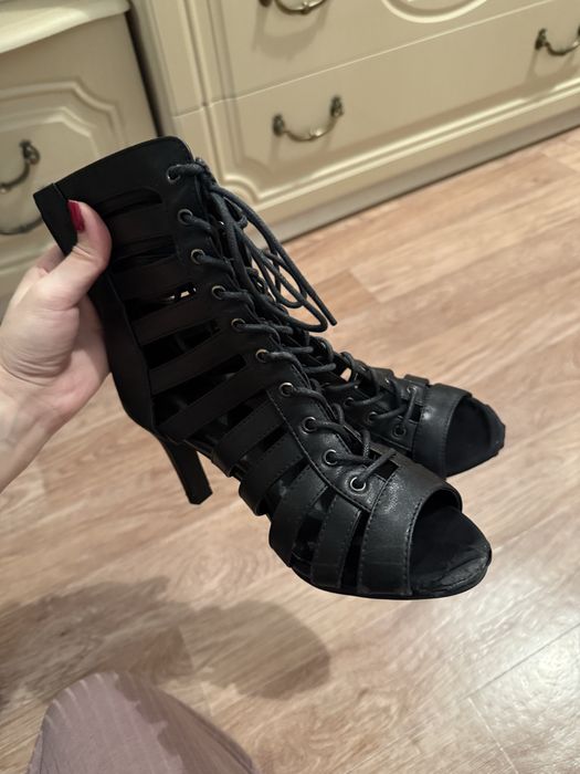 Бесплатно отдам туфли и наколенники