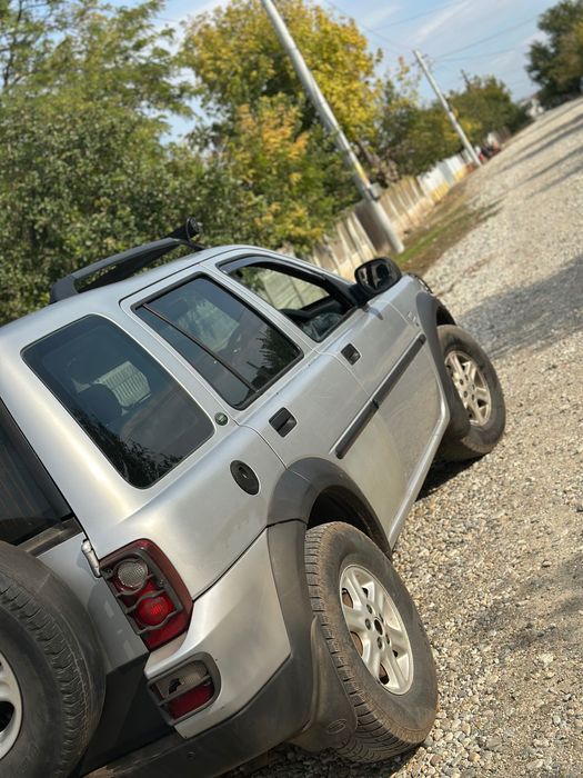 Vând LAND rover motor 2.0 diesel mașina merge bine acte valabile