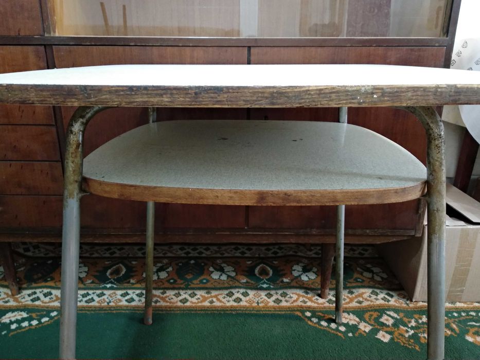 Стол с полкой  .