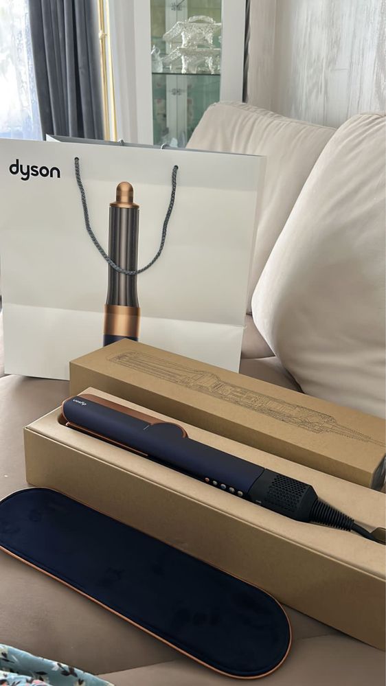 В наличии Dyson airstrait в красном цвете