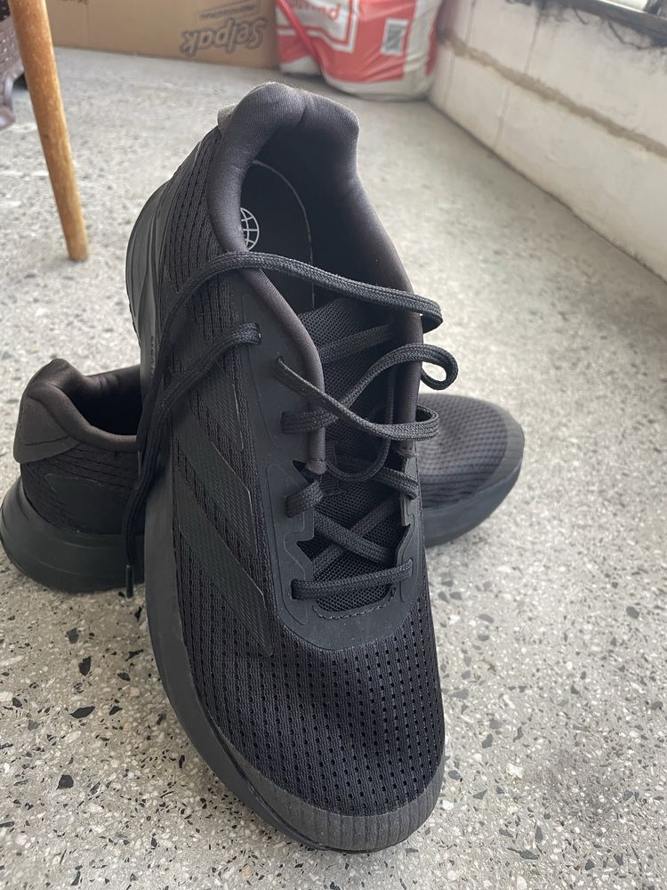 Обувки adidas новии
