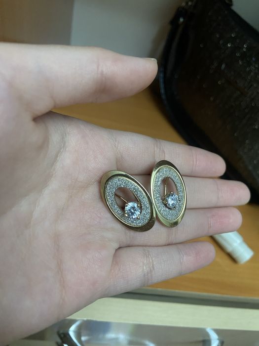 Нежные золотистые серьги с сияющим камнем 2000тг-3000 тг