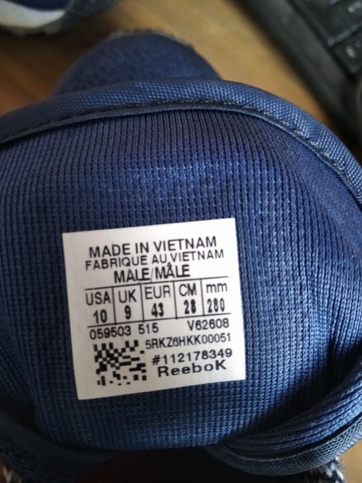 Reebok oyoq kiyimi sotiladi