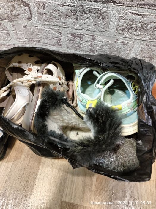 Отдам бесплатно одежду женскую и детскую обувь