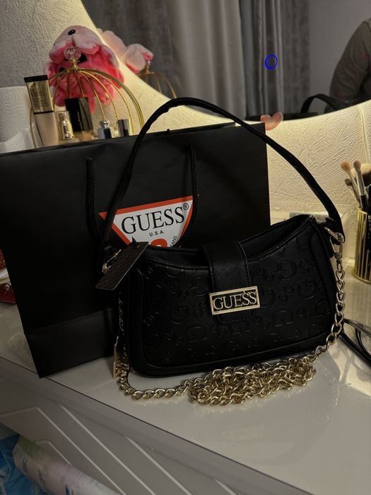 Сумка от бренда Guess