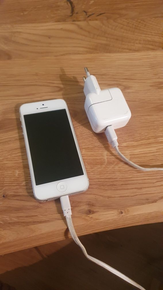 IPhone 5 +зарядно - много добро състояние