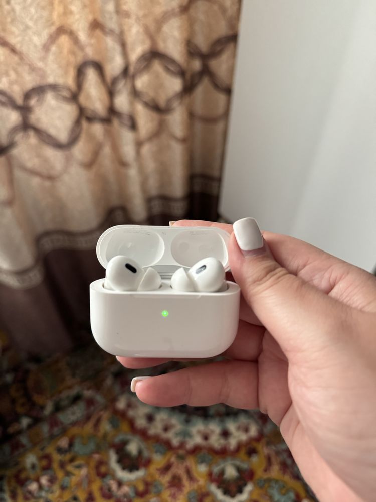 Продам наушники Apple AirPods Pro with Lightning белые
