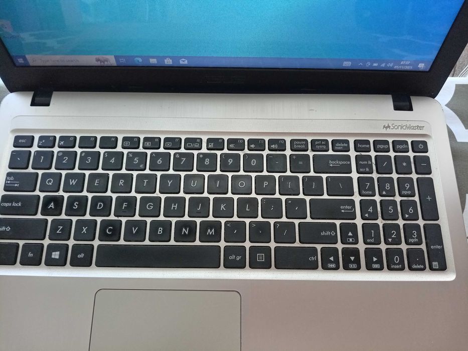 Vand Asus Vivobook. Bateria tine 3-4 ore.