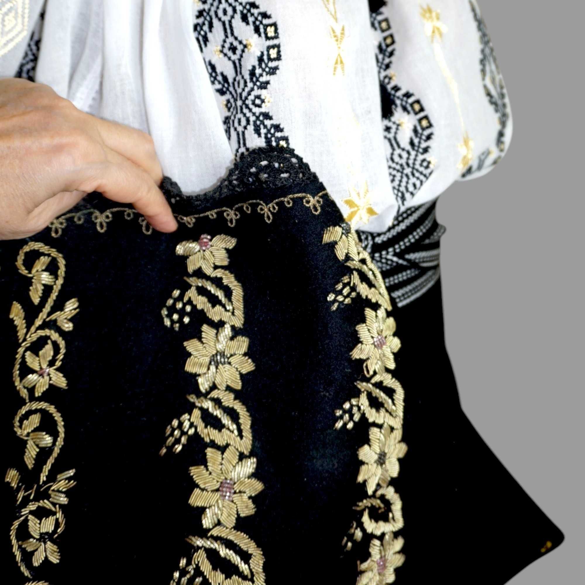 Costum popular cu ie brodata manual si catrinta fir metalic M-L